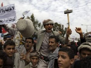 يمنيون في تظاهرة ضد الرئيس علي عبدالله صالح في صنعاء
