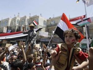 متظاهرون يطالبون برحيل الرئيس علي عبدالله صالح في صنعاء يوم الخميس
