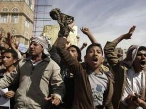 متظاهرون يهتفون بشعارات مناهضة للنظام خارج جامعة صنعاء