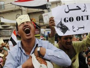 محتجون مناهضون للحكومة يطالبون برحيل الرئيس اليمني علي عبد الله صالح في احتجاج في صنعاء يوم الجمعة