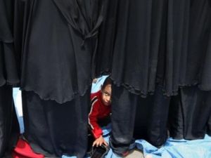 طفل يمني بين نساء يشاركن في التظاهرات ضد النظام في اليمن في 15 اذار/مارس
