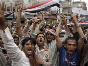 محتجون يرددون هتافات اثناء تجمع يطالب بتنحي الرئيس صالح في صنعاء يوم الاحد
