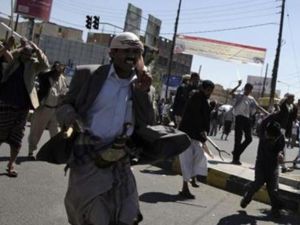 موالون للحكومة في اليمن يطاردون محتجين في صنعاء
