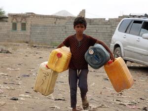 A Yemeni child carries empty jerrycans amid continuing wide spread disruption of water supply in the impoverished coastal village on the outskirts of the Yemeni port city of Hodeidah, on February 20, 2017. (AFP/Stringer)