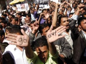 متظاهرون يمنيون يطالبون بتنحي الرئيس علي عبدالله صالح في صنعاء
