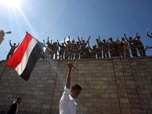 جنود يمنيون يرفعون التحية للمتظاهرين 