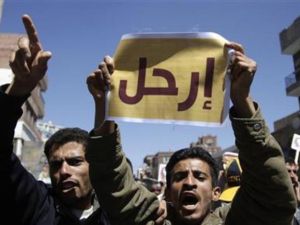 محتجون يمنيون يطالبون برحيل الرئيس اليمني علي عبد الله صالح اثناء مظاهرة في صنعاء يوم الثلاثاء
