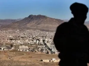 جندي يمني يقف على تلة مشرفة على صنعاء