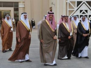 وصول وزير الخارجية السعودي الامير سعود الفيصل (وسط) الى اجتماع وزراء خارجية مجلس التعاون الخليجي في الرياض
