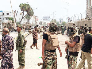 Yemeni men and security forces inspect the site of a suicide bombing in the southern port city of Aden, in this November 5, 2017 photo. (AFP)