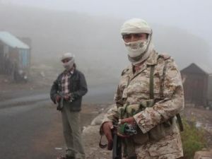 مقاتلون مناهضون للحوثيين يؤمنون الطريق السريع الذي يربط صنعاء بالمحافظات الجنوبية
