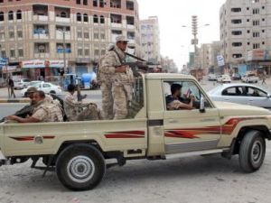 جنود من الجيش اليمني أثناء دورية في مدينة عدن
