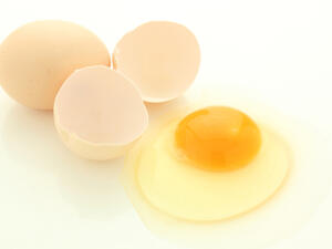 يساعد صفار البيض الشعر على مقاومة التلف والضرر
