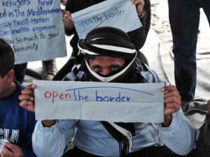 اليونان تعتقل ستة أشخاص لتزويرهم وثائق لطالبي اللجوء
