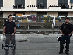 نقل الشرطي للمستشفى للعلاج وفرض طوق أمني حول المنطقة