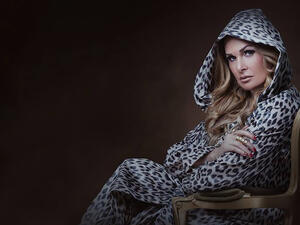 الفنانة يسرا