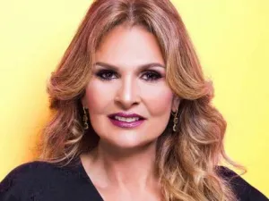 الفنانة يسرا