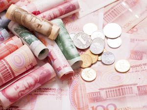 China is selling US dollars to bolster Yuan