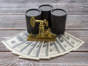 Gold prices dip, oil rises amid global anticipation