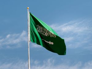 Saudi Arabia helps cash-trapped Pakistan with $2b deposit