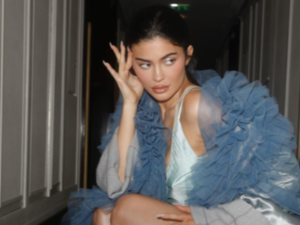 Kylie poses nude in the shower