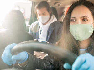 دراسة تقدم مقترحات لتقليل مخاطر انتقال كورونا داخل السيارات