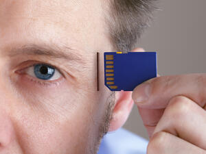 IT Expert Warns of the Implantable Brain Chips’ Dangers