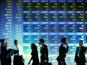 US Stocks Edge Closer to Record Highs