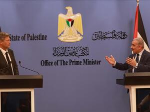 اشتية خلال مؤتمر صحفي مع نائب المستشار الألماني وزير الاقتصاد والطاقة روبرت هابيك، في مدينة رام الله