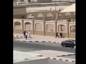 كويتي يعتدي بوحشية على امرأة في الشارع العام