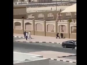 كويتي يعتدي بوحشية على امرأة في الشارع العام