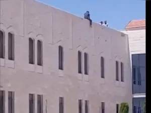 طالب يحاول الانتحار من فوق مبنى بجامعة أردنية