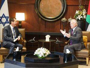 الملك عبدالله الثاني يلتقي الرئيس الإسرائيلي ويؤكد أهمية العمل لتحقيق السلام