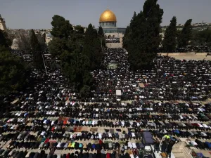 100 الف يصلون أول جمعة من رمضان في الاقصى رغم العراقيل الاسرائيلية