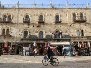 محكمة إسرائيلية تأمر مستوطنين بإخلاء عقارات فندق البتراء بالقدس