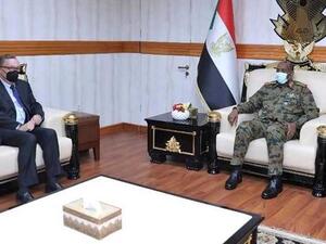 المبعوث الأميركي جيفري فيلتمان خلال لقائه رئيس مجلس السيادة السوداني عبد الفتاح البرهان في الخرطوم