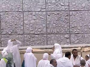 الحجاج يرمون جمرة العقبة الكبرى في أوّل أيّام عيد الأضحى