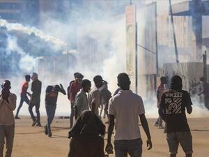 قوات الأمن تطلق الغاز المدمع لتفريق مئات المتظاهرين في الخرطوم