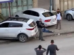 فيديو يوثق إعدام جندي إسرائيلي شابا فلسطينيا بأربع رصاصات في حوارة