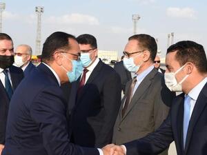 رئيس الوزراء المصري مصطفى مدبولي (يسار) مستقبلا نظيره الليبي عبد الحميد الدبيبة في مطار القاهرة