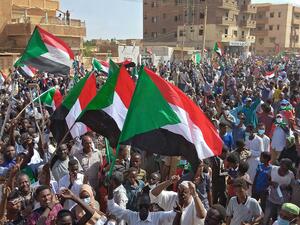 حمدوك يأمر بتأمين مظاهرات الخميس والشروع بإجراءات إطلاق المعتقلين