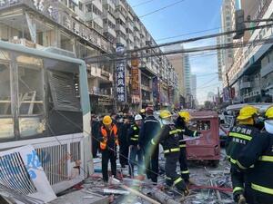 شاهد انفجار ضخم يدمر مطعما من ثلاثة طوابق في الصين ويوقع قتلى