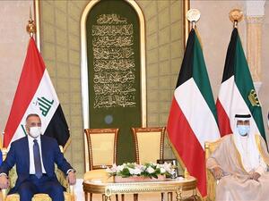 رئيس الوزراء العراقي مصطفى الكاظمي مع نظيره الكويتي الشيخ صباح الخالد الحمد الصباح في الكويت.