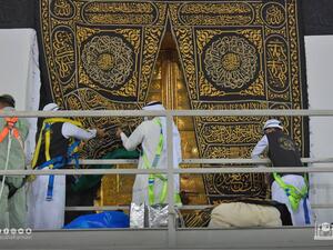 الكعبة تتزين بكسوتها الجديدة في يوم عرفة