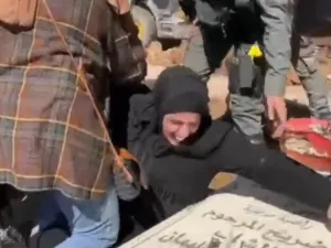 مقدسية ثكلى تستميت لحماية قبر ابنها من الجرافات الاسرائيلية