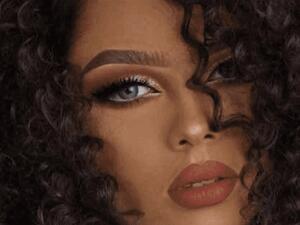 العارضة انتصار الحمادي