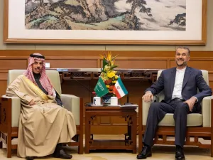 وزيرا الخارجية السعودي فيصل بن فرحان آل سعود والإيراني حسين أمير عبداللهيان خلال لقائهما في بكين