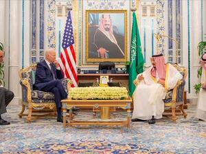 الملك سلمان خلال استقباله بايدن بعيد وصوله الى السعودية الجمعة