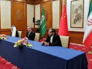 مدير مكتب الشؤون الخارجية في الحزب الشيوعي الصيني وانغ يي يتوسط مستشار الأمن القومي السعودي مسعد بن محمد العيبان (يسار) وأمين المجلس الأعلى للأمن القومي الايراني علي شمخاني خلال اجتماعهما في بكين.