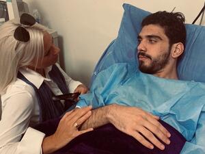 جينين بلاسخارت رئيسة بعثة الأمم المتحدة لمساعدة العراق (يونامي) خلال زيارتها علي المكدام بالمستشفى